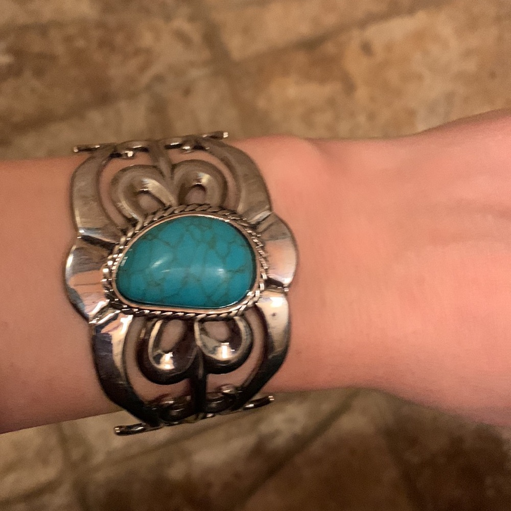 4 cuff bracelets - Picture 4 of 5
